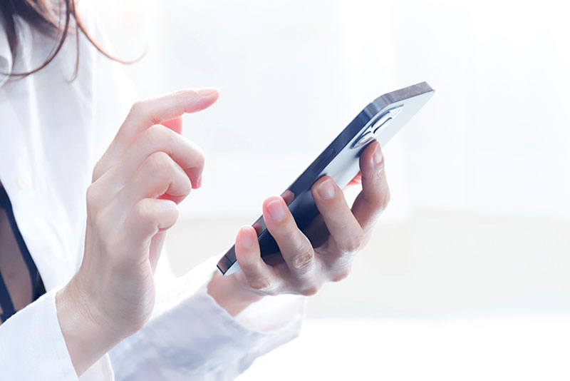 WEB予約をする女性