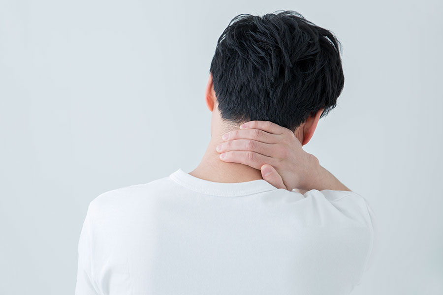 首を痛めた男性