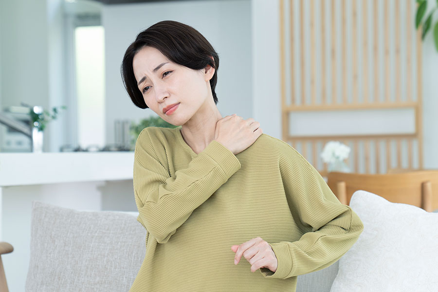 肩を痛めた女性