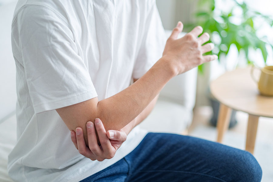 肘を痛めた男性