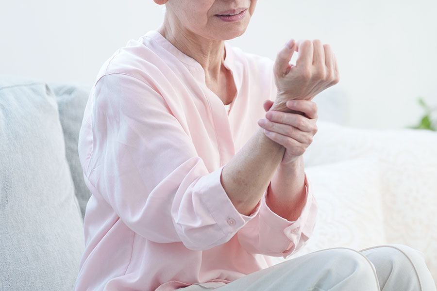 手首を抑える女性